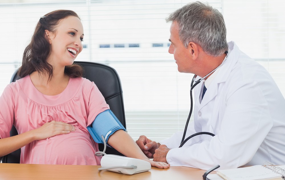 Redovni pregledi kod doktora koji vodi trudnoću su od suštinske važnosti.
