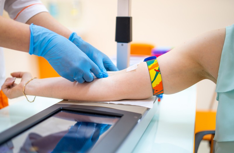 Kod NIPT testiranja, potrebno je samo da date uzorak krvi.