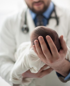 Šta vaš čeka na prvom pregledu bebe nakon rođenja?