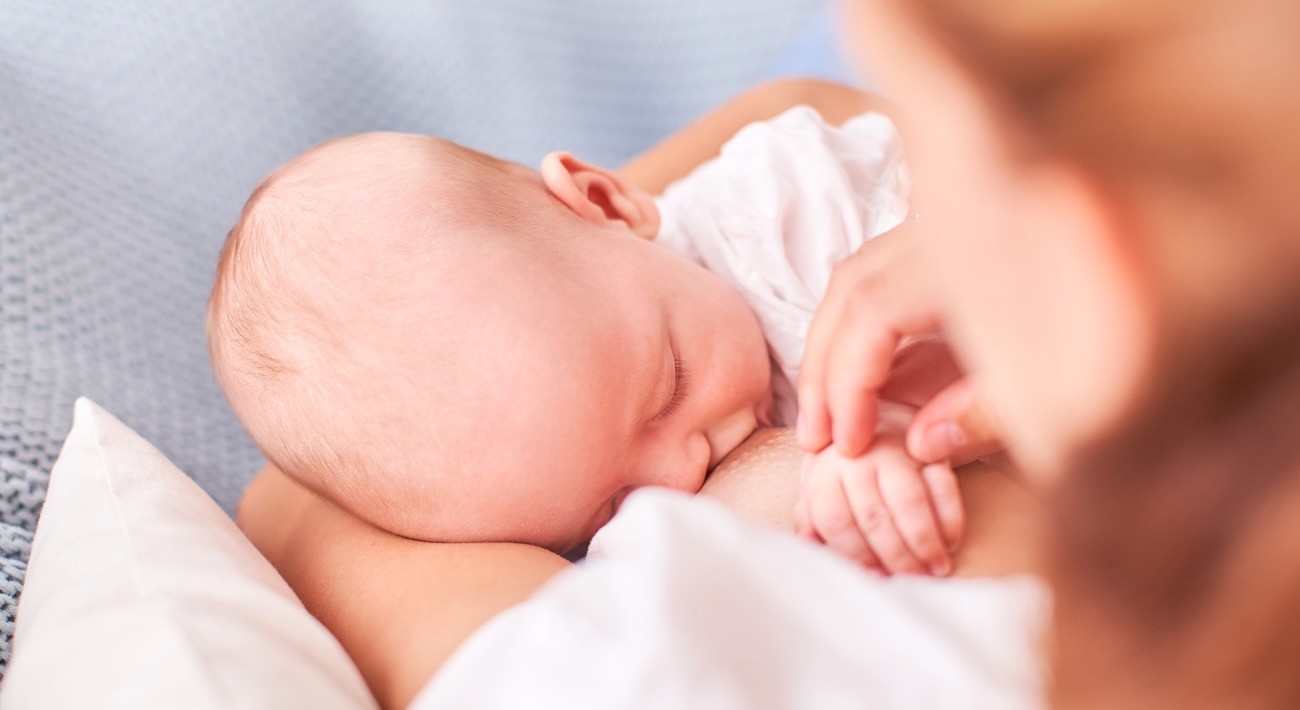 Iako je pospana, budite bebu redovno za podoje, dok ne ojača.