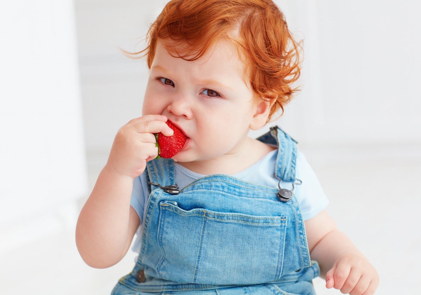 Dokazano je da odlaganje davanja bebi određenih namirnica koje su alergeni i neuvođenje u ishranu u periodu kada je beba stara između 6 i 12 meseci, zapravo povećava mogućnost da se alergija na tu hranu kasnije javi.