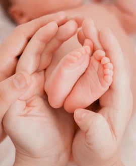 Odlaganje presecanja pupčane vrpce kao značajna  korist za bebu