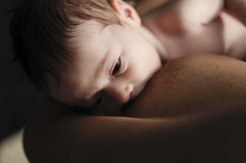 Kroz kontakt kože-na-kožu beba će se opuštati i biti spremnija da pokuša da sisa.