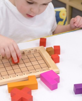 Koje edukativne igračke podstiču razvoj mozga? (Kompletan vodič prema uzrastu deteta)