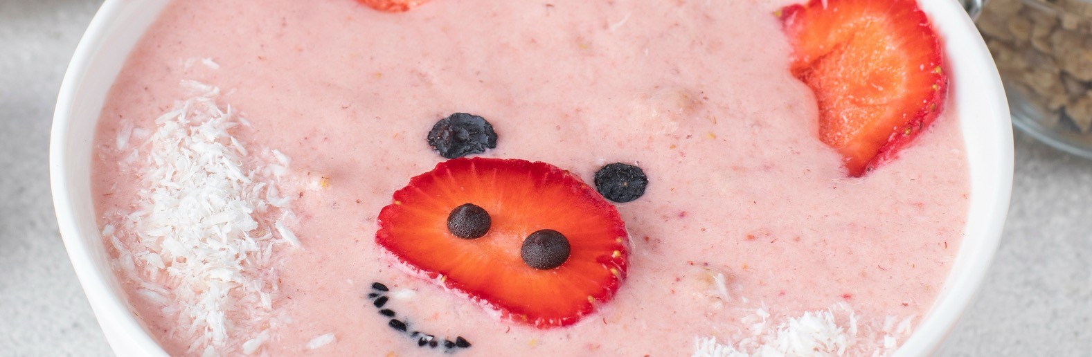 jogurt sa vocem i semenkama.jpg