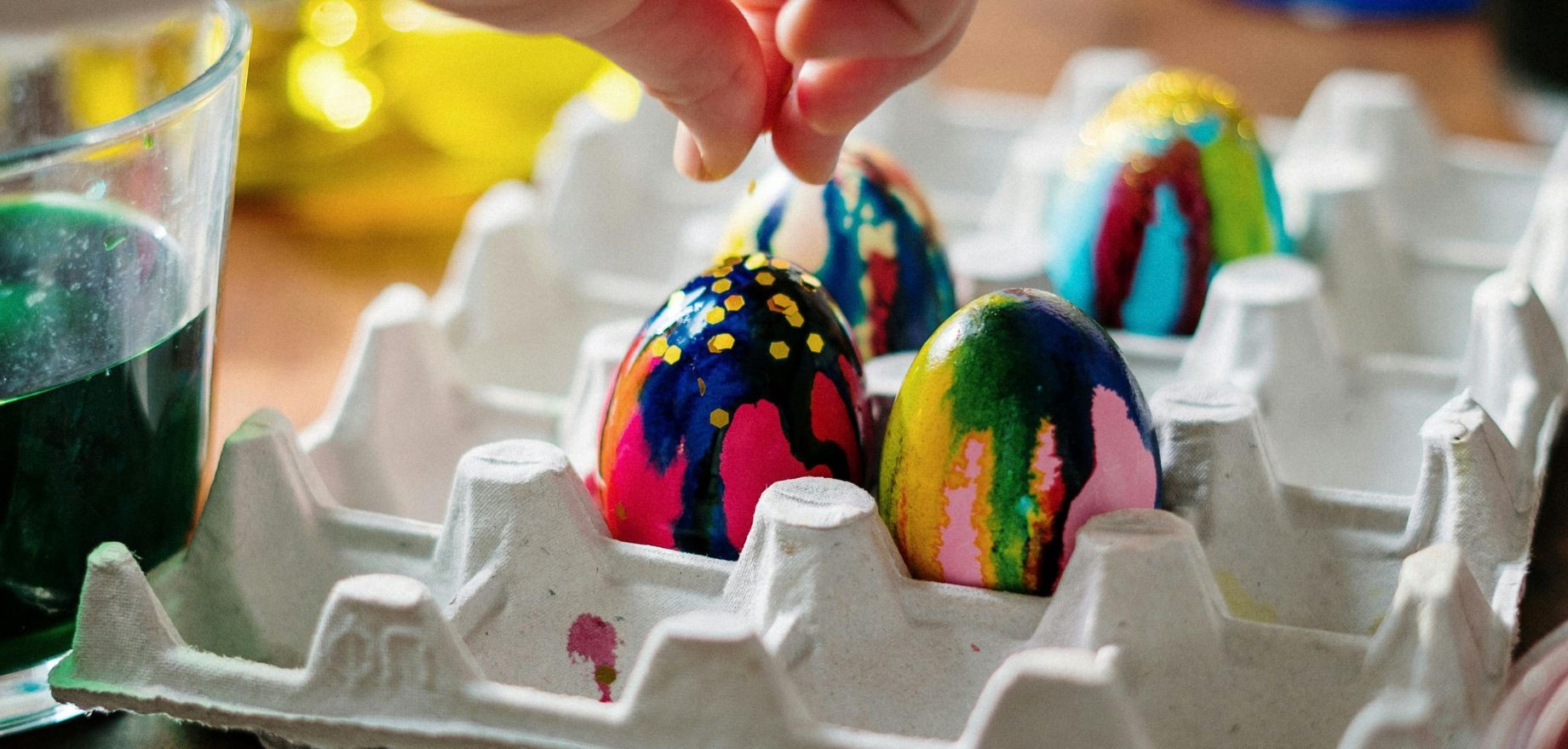 uskrsnja jaja - prskanje bojom.jpg