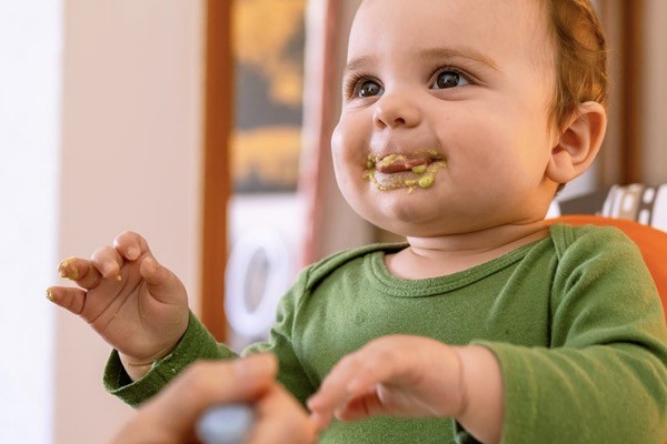 Kako pomoći bebi da zavoli raznovrsnu hranu